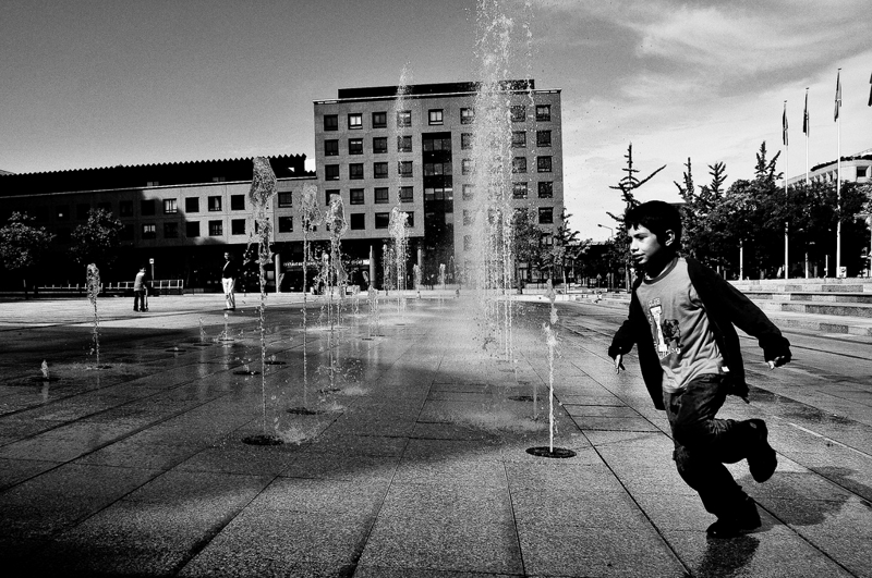Evry Daily Photo - Fontaine Place des Droits de l homme - The Runner 04 - large.jpg